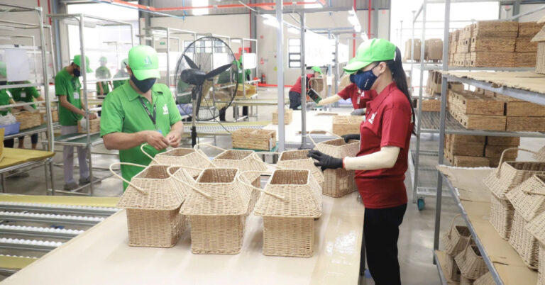Công nhân làm việc trong nhà máy của Việt Nam Housewares ở Vĩnh Long (HAWA) - Ảnh: HAWA