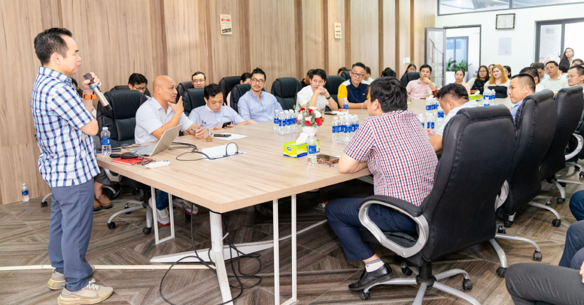 HAWA member enterprises touring the Nghia Son production floor during the furniture e-commerce visit