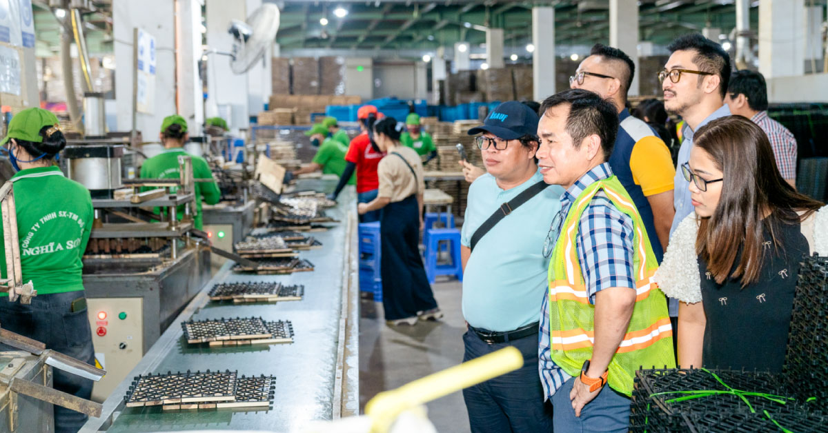 Furniture e-commerce operations explained to HAWA members at the Nghia Son factory visit