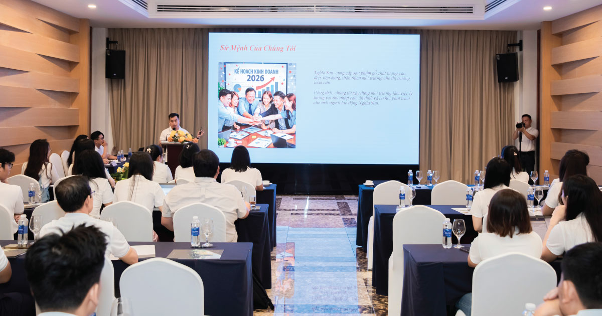 Leadership presenting the 2026 market outlook at the Nghia Son business plan 2026 kick-off