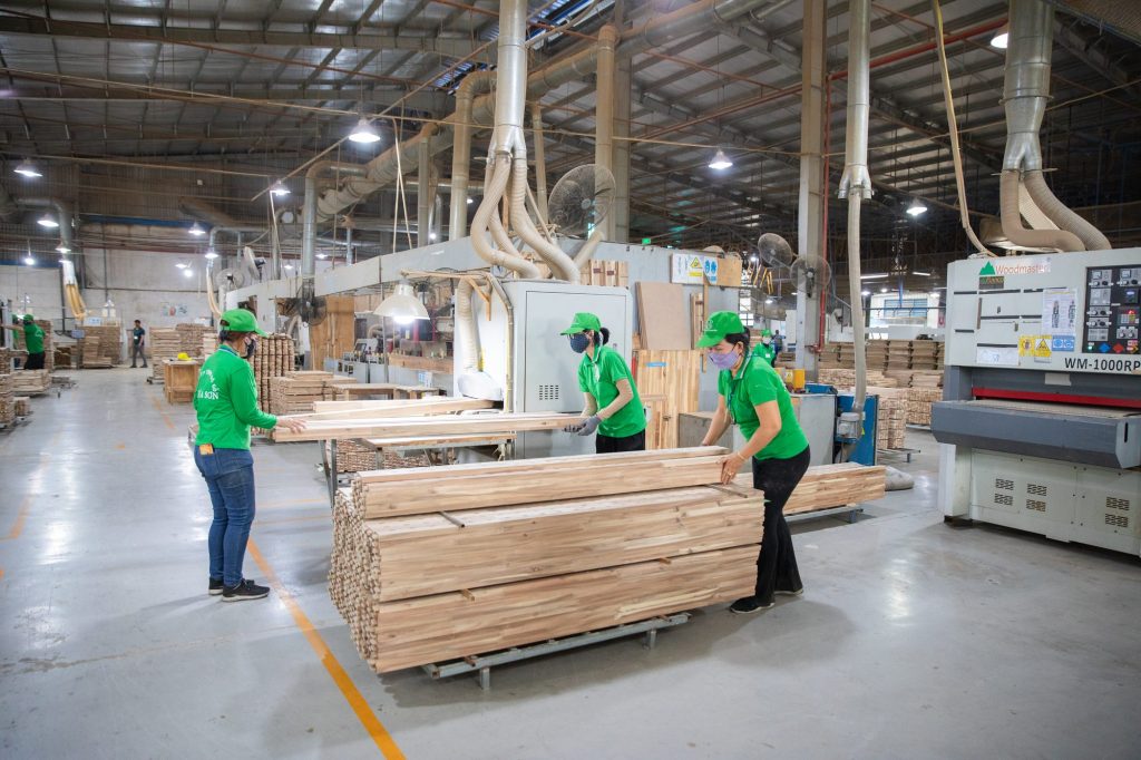 Furniture sourcing for importers: Nghia Son wood machining workshop