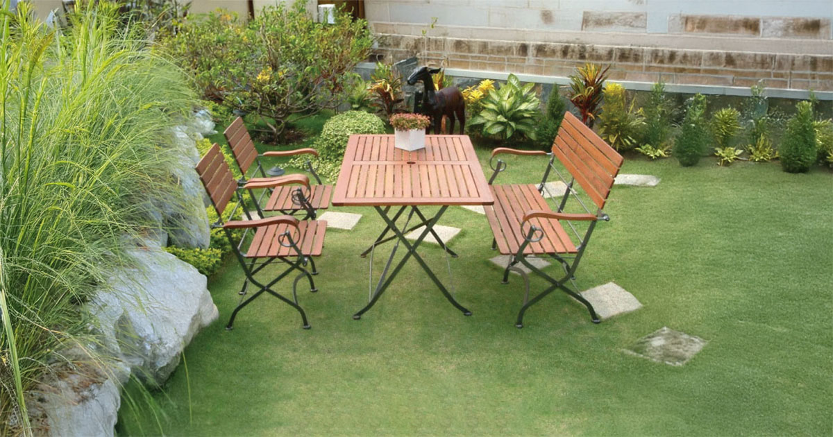 King set combines iron and wood frame