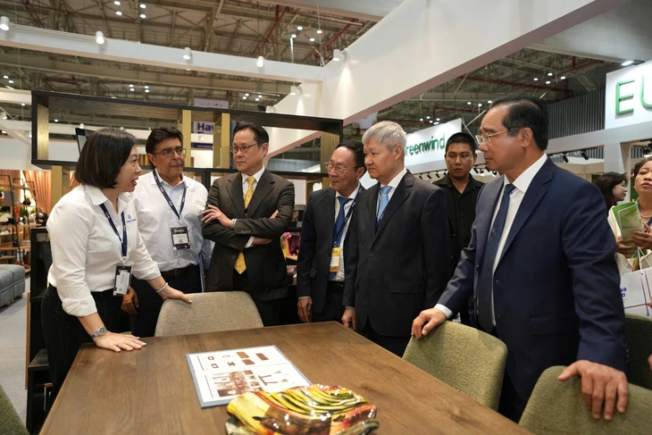 Nghĩa Sơn Furniture và chiến lược bán trực tiếp đồ gỗ nội thất sang thị trường Mỹ 2 Thị trường Mỹ được xem là cơ hội lớn cho các doanh nghiệp nội thất Việt Nam - Ảnh Báo Tuổi Trẻ